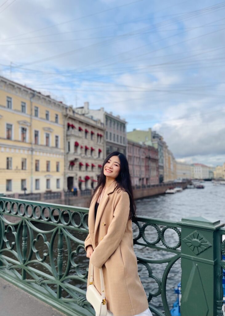 Hướng dẫn viên du lịch Việt-Nga tại St. Petersburg